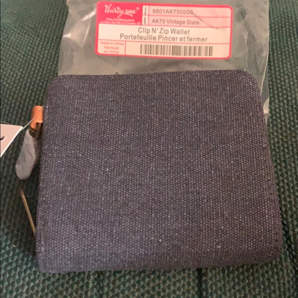 NWT THIRTY-ONE Clip-N-Zip wallet - Picture 1 of 6